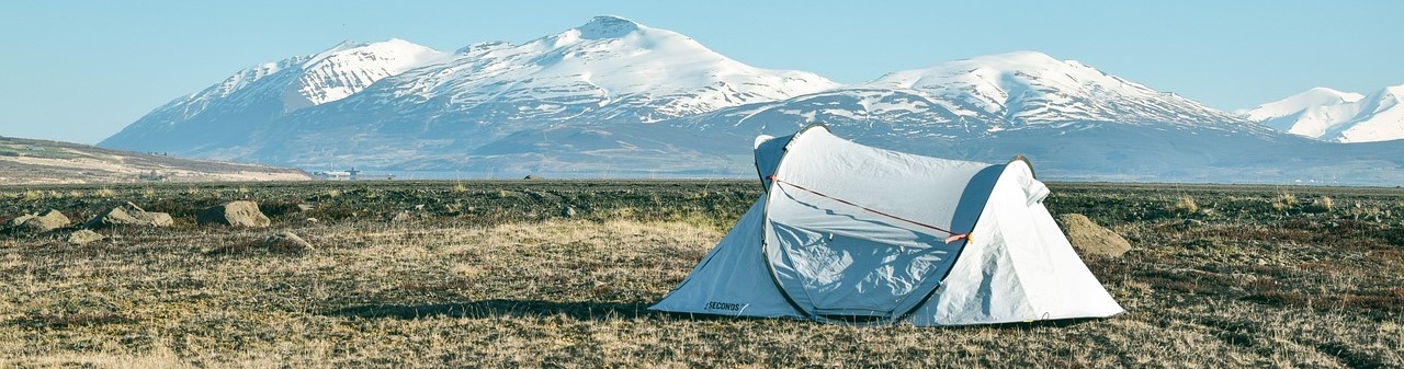 Tnete de bivouac devant montagne Tente de bivouac devant montagne paysage