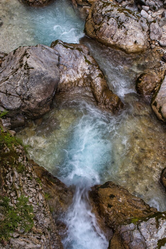 waterfall-7454674_1920-683x1024 Les 5 des activités outdoor à tester cet été (et se rafraîchir en même temps)